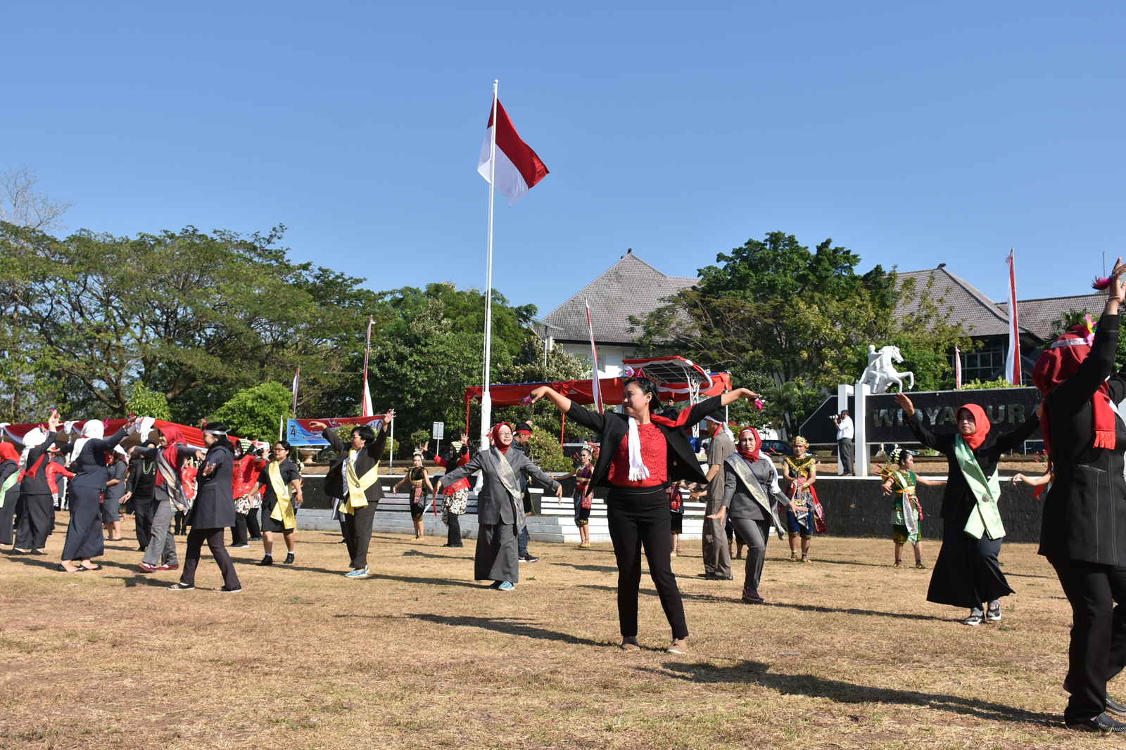 Memperingati Hari Kemerdekaan RI, Undip Persembahkan Tarian Kolosal