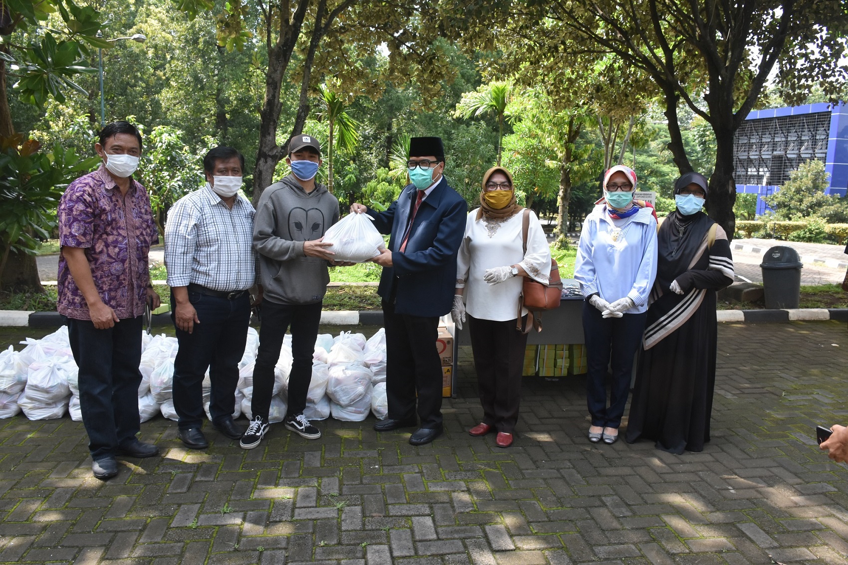 D-Dart dan Dharma Wanita Persatuan Undip Bagikan Sembako