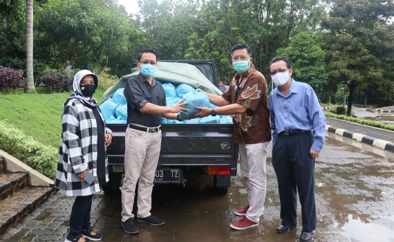 IKA Undip Bantu 250 Paket Sembako Bagi Mahasiswa
