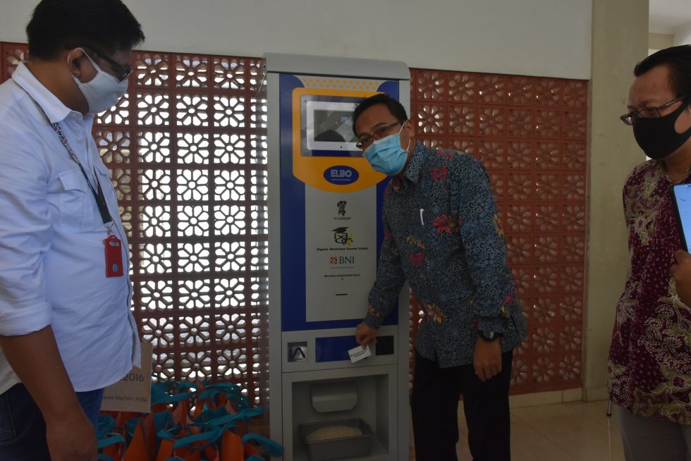 Yayasan Beasiswa Alumni Undip dan BNI cabang Undip Beri Donasi ATM Beras