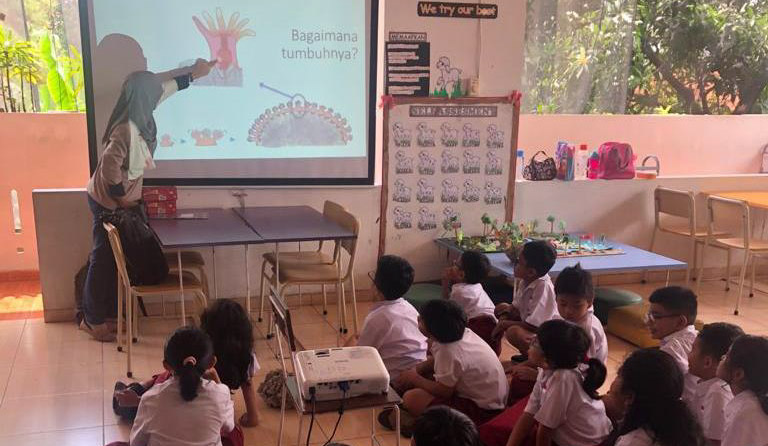 From Coast to Class, Tim Dosen Universitas Diponegoro Melakukan Pengabdian Masyarakat kepada Peneliti Muda di Sekolah Bukit Aksara Tembalang Semarang