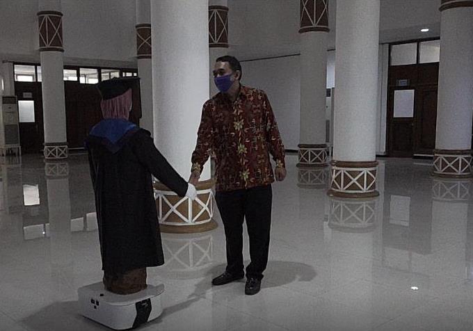 Uji Coba Robot Peraga Wisudawan UNDIP