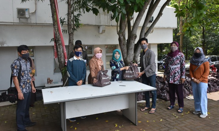UNDIP Bagikan 400 Paket Sembako ke Mahasiswa