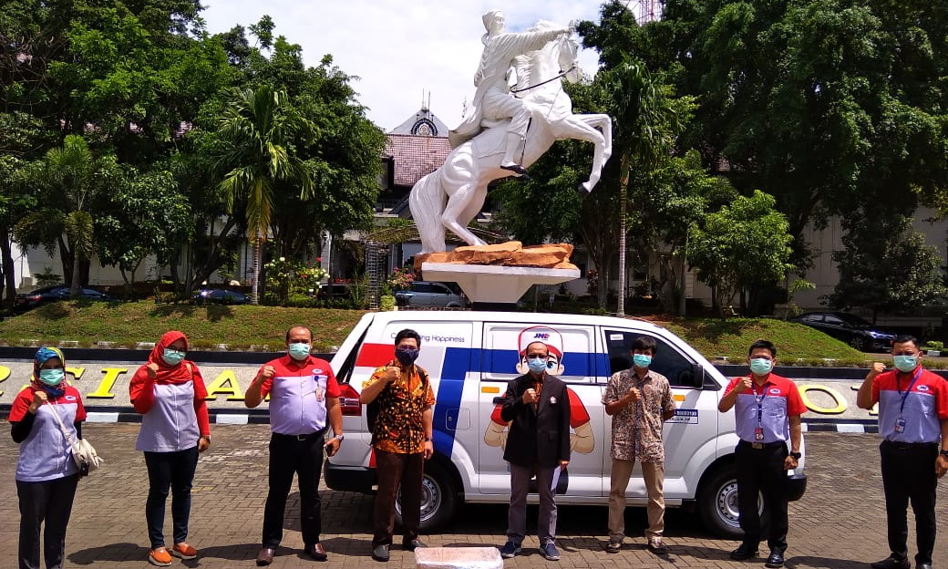 IKA Undip Collaborates with JNE to Distribute Aid in the Event of Social Service for Undip’s 63rd Anniversary